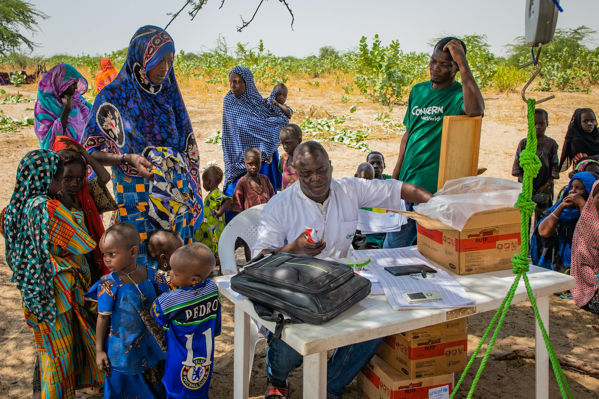 A Concern mobile clinic team distributes RUTF in Lake Chad. Photo: Gavin Douglas/Concern Worldwide