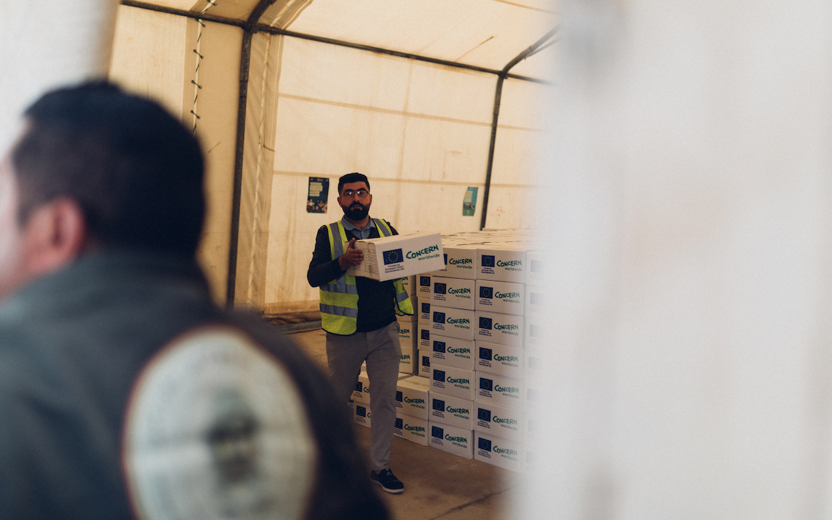 People receive hygiene kits at Khanke IDP site in Duhok in Iraq. Photo: George Henton / Concern Worldwide.