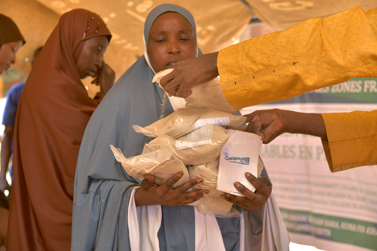 Mariama Hamidou receives 6 kg of fortified flour from Concern Niger. Photo: Concern Worldwide