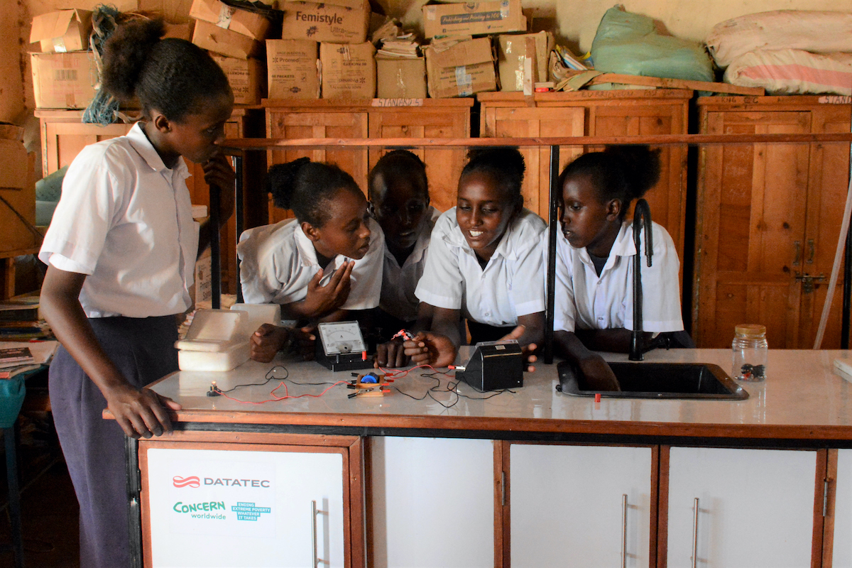 Students in Maikona girls Secondary school take part in a science experiment, using mobile labs facilitated by Datatec and Concern Worldwide.
