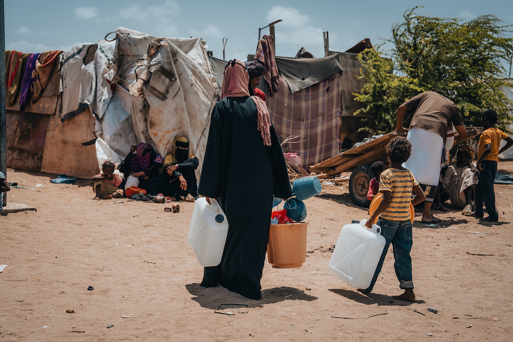 A Concern distribution at a camp for internally-displaced civilians in Yemen. (Photo: Ammar Khalaf/Concern Worldwide)