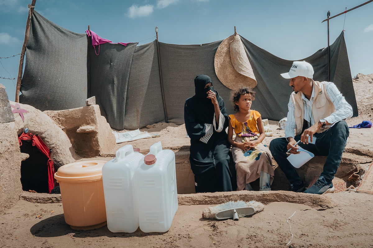 An internally-displaced mother with her child received a hygiene/cholera kit from Concern at the Al-Salam IDP site Yemen. (Photo: Ammar Khalaf/Concern Worldwide)