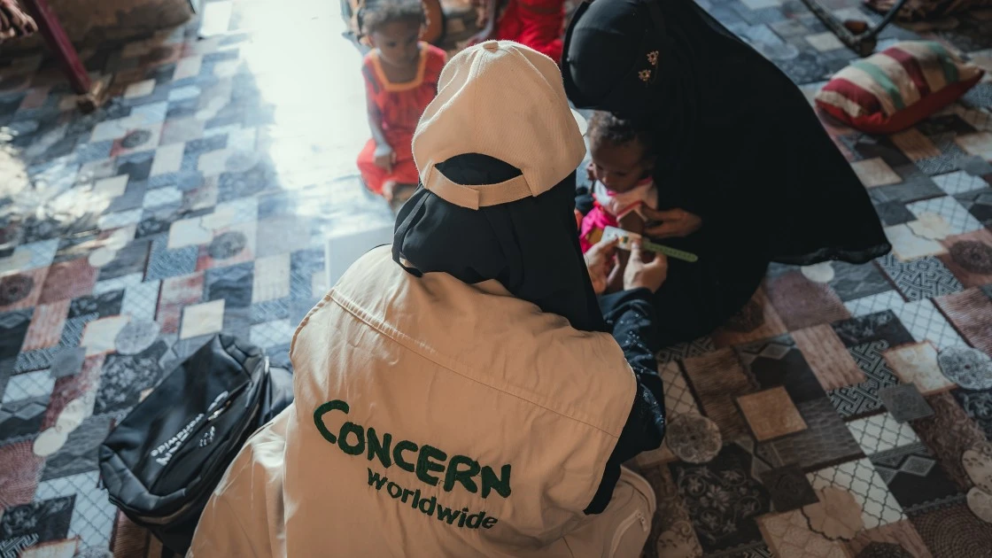 Community Health Volunteer (CHV) supported by Concern conducts home visits in the Tuban district. (Photo: Ammar Khalaf/Concern Worldwide)