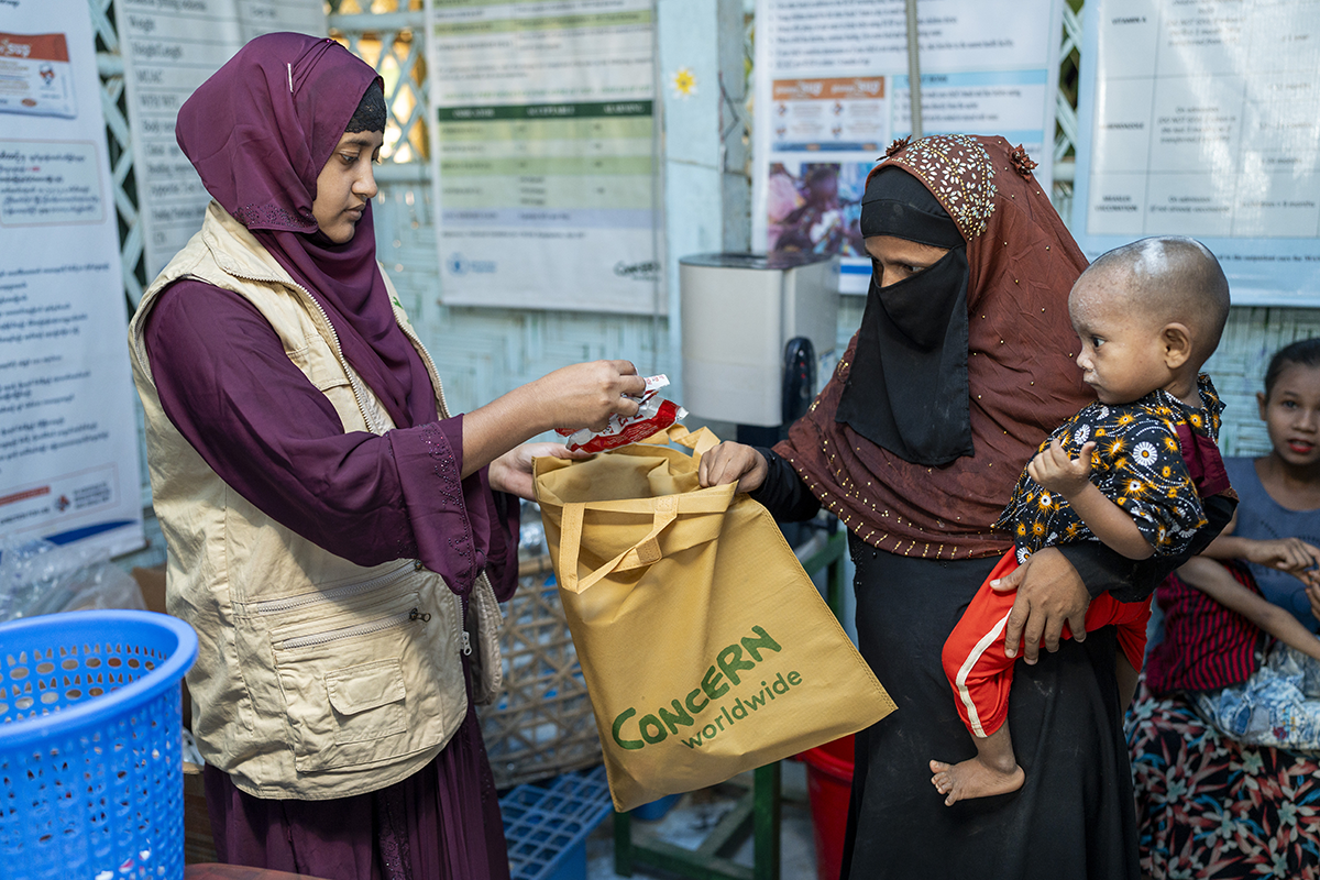 Kulsum, a Rohingya mother, visits a Concern nutrition center with her child in Cox’s Bazar, Bangladesh. (Photo: Saikat Mojumder / Concern Worldwide)