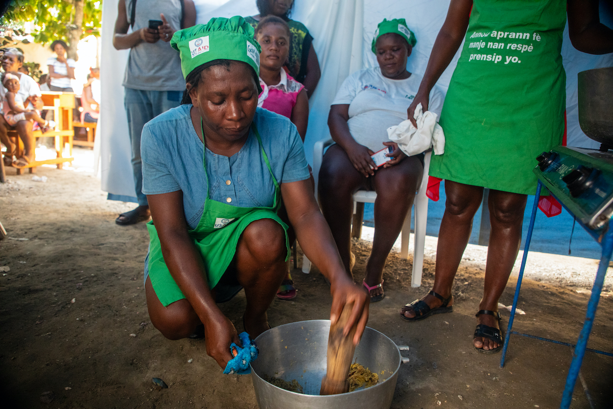 A food demonstration in Port-au-Prince's Cité Soleil neighborhood, as part of Concern's Manje Pi Byen program.