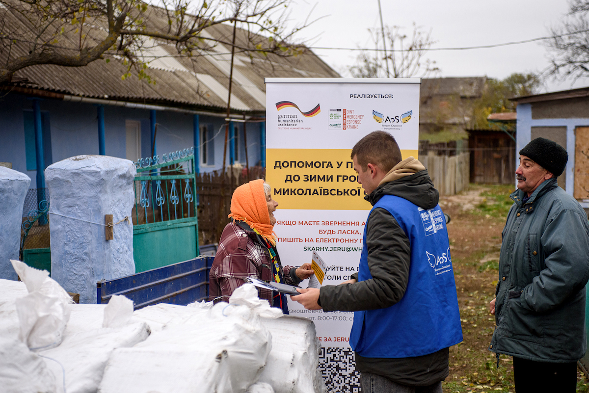 Ukrainian national partner ‘Angels of Salvation’ go door to door in Mykolaiv Oblast distributing winter fuel to vulnerable households. Photo: Dmytro Sazonov/Concern Worldwide