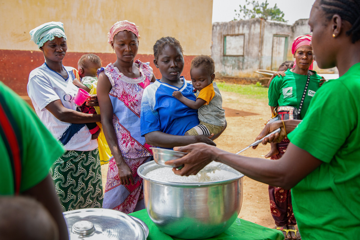 A cooking demonstration for fortified flour in the Central African Republic. Concern teaches program participants how to produce this nutrient-rich flour and provides them with the necessary equipment, and the porridge it makes supplies children with the essential vitamins and minerals to support healthy growth.