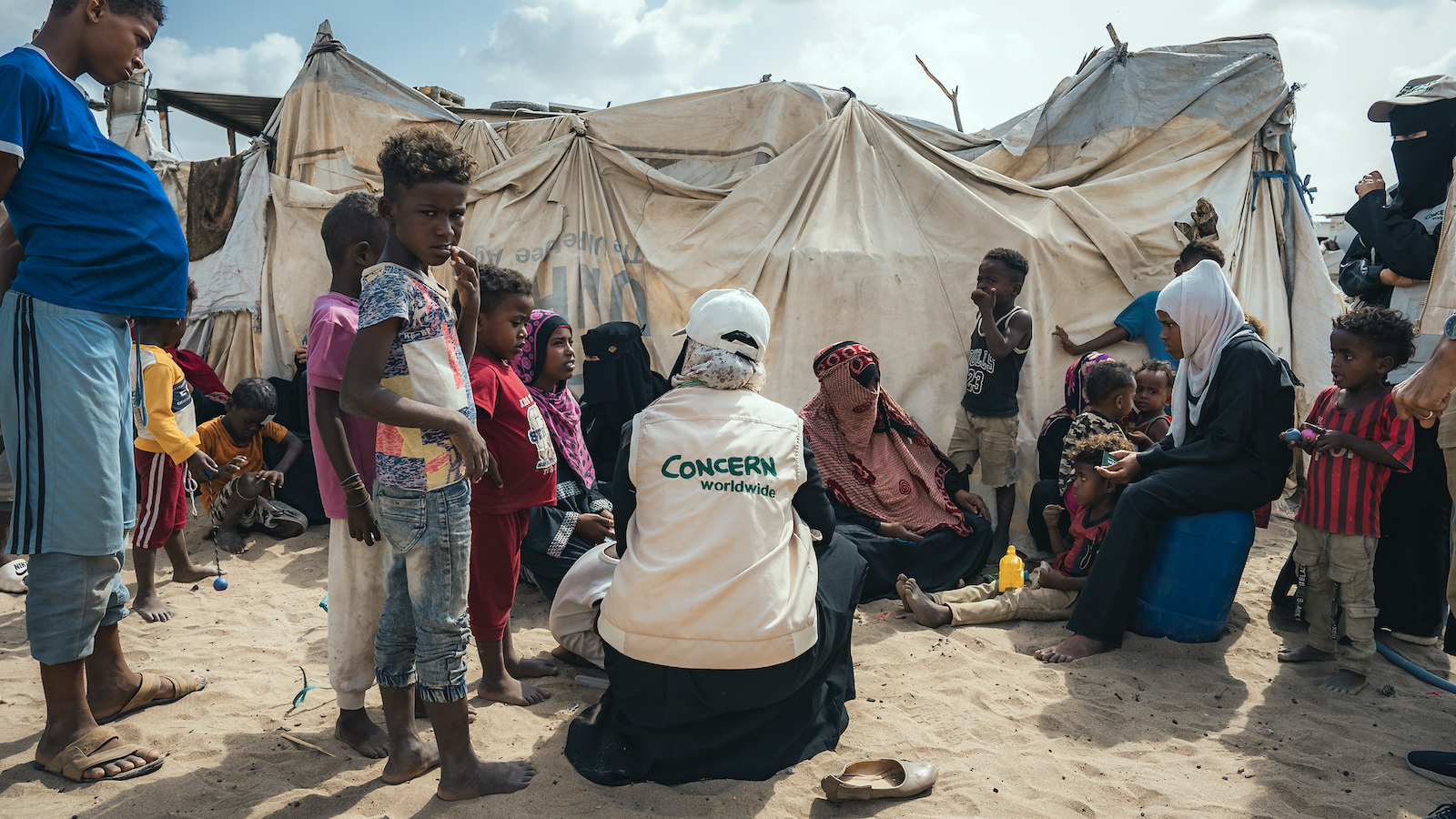 Concern MEAL Support Officer Liza Abdo conducts awareness sessions with the community about feedback and complaints in a displacement camp in Tuban District, Lahj Governorate, Yemen. (Photo: Concern Worldwide)