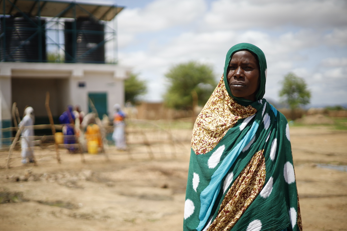 Hilwa Abdelkarim Khamis (35), mother of eight, after pulling water from a new water pump installed by Concern. (Photo: Concern Worldwide)