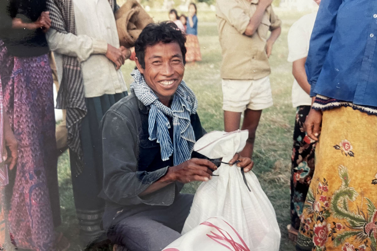 A returnee to Cambodia receives a kit with blankets, a mosquito net, and kitchen supplies, 1991.
