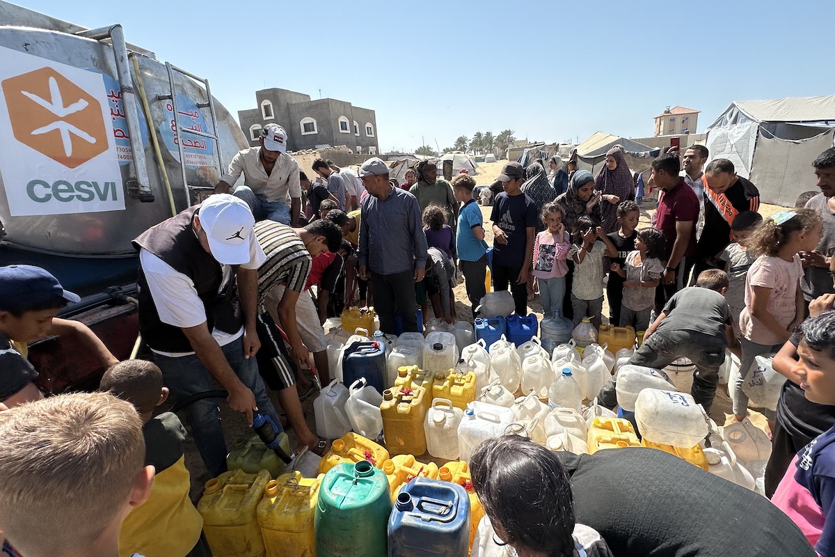 Over 100,000 people in Gaza have received water through Concern’s interventions with CESVI, including water-trucking distributions carried out under a DEC-funded response across Deir al Balah, Gaza City, and Khan Younis. (Photo: CESVI)