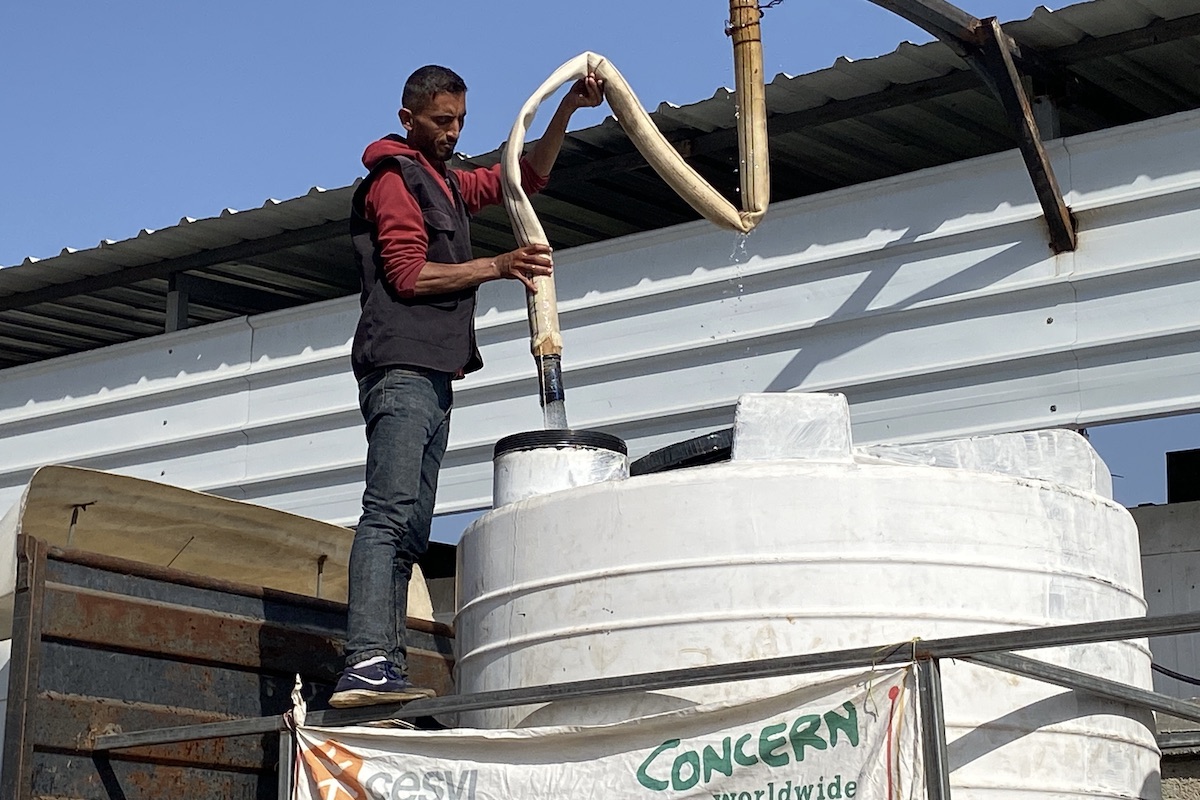 Concern's Alliance2015 partner CESVI distributes water to Al-Zawaida in Gaza, with support from Concern. Photo: CESVI