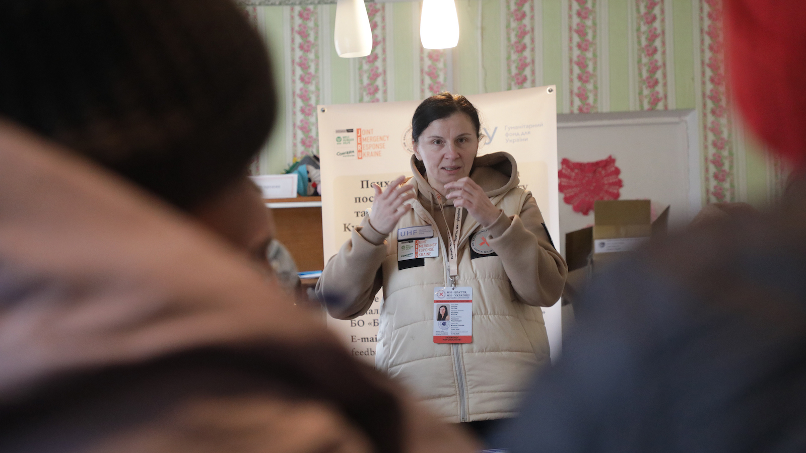Psychologist Olena Kozyr conducting an adult psychosocial support session in Mala Rohozyanka, Kharkiv Oblast. Photo: Jon Hozier-Byrne/Concern Worldwide
